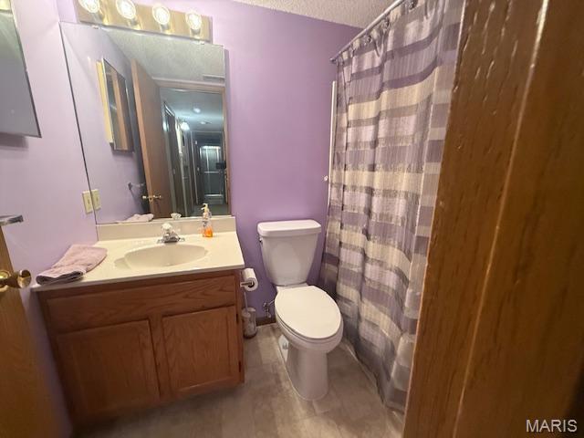 31 Berview Cir Unit H, Saint Louis, MO 63129 - bathroom featuring vanity and a shower with shower curtain