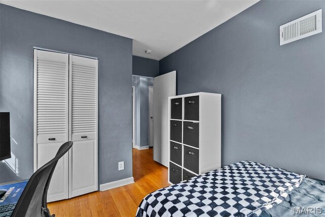 5872 Sunshine Dr Unit 110, Saint Louis, MO 63109 - bedroom featuring light wood-style floors, a closet, and baseboards