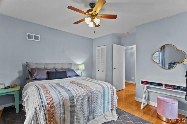 5872 Sunshine Dr Unit 110, Saint Louis, MO 63109 - bedroom featuring baseboards, a ceiling fan, a closet, and wood finished floors