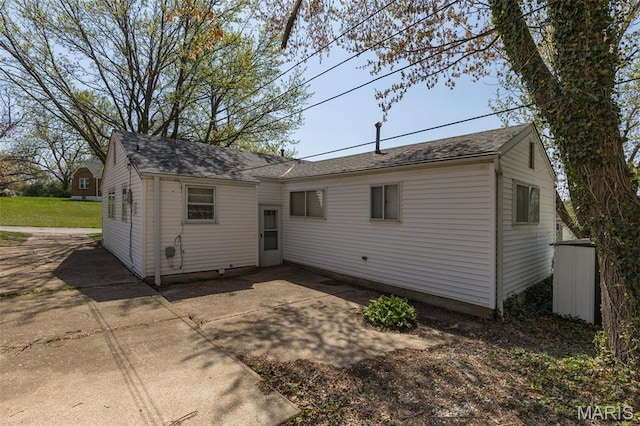 8907 Spur Ln, Saint Louis, MO 63121 - rear view of house with a patio area
