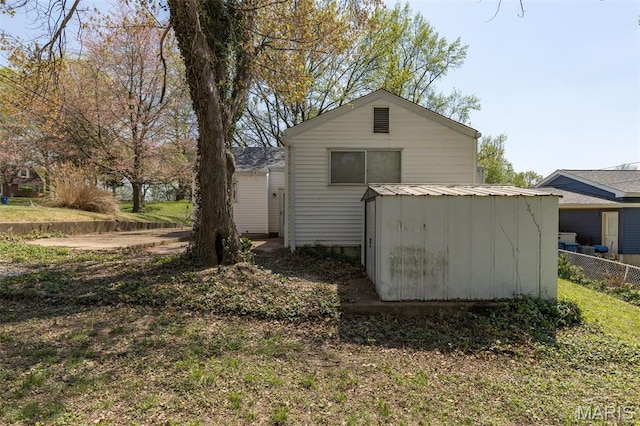 8907 Spur Ln, Saint Louis, MO 63121 - view of shed with fence