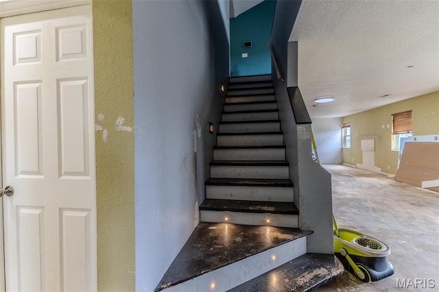 20373 Heritage Rd, Saint Robert, MO 65584 - staircase featuring a textured wall