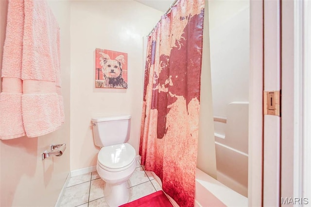 full bathroom featuring toilet, tile patterned floors, a shower with shower curtain, and baseboards