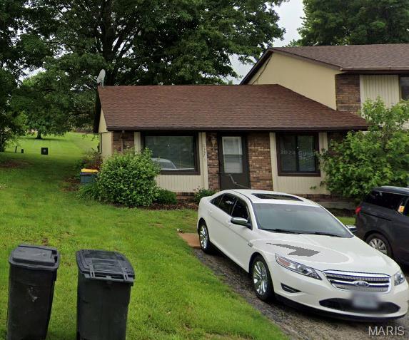 1359 Southwinds Dr Unit 4Multi, Washington, MO 63090 - view of front of home with a front yard and roof with shingles