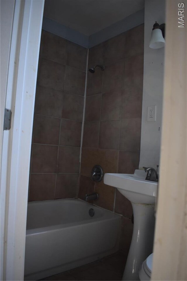 2912 Indiana Ave, Saint Louis, MO 63118 - full bath with tub / shower combination, toilet, and a sink