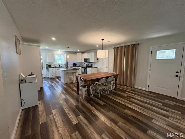 10817 Cabin Ln, Dexter, MO 63841 - dining area featuring dark wood-style flooring, baseboards, a textured ceiling, and recessed lighting