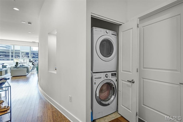 8025 Maryland Ave Unit 2H, Saint Louis, MO 63105 - washroom featuring stacked washer / drying machine, wood finished floors, baseboards, and recessed lighting