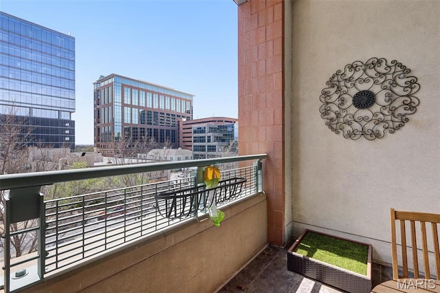 8025 Maryland Ave Unit 2H, Saint Louis, MO 63105 - balcony featuring a view of city