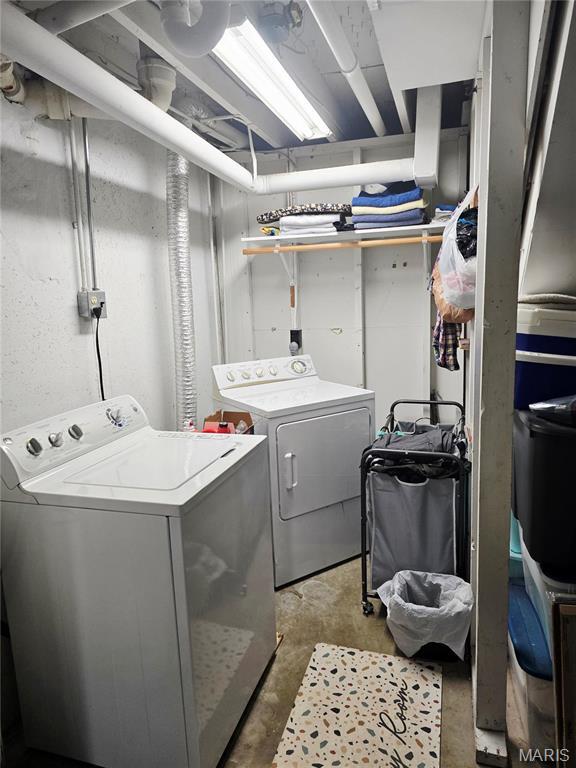 10340 Corbeil Dr, Saint Louis, MO 63146 - laundry room with washing machine and clothes dryer