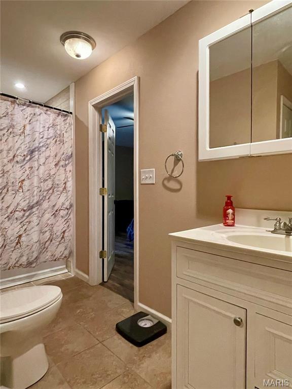 22880 Return Ln, Waynesville, MO 65583 - full bathroom featuring vanity, toilet, curtained shower, and tile patterned flooring