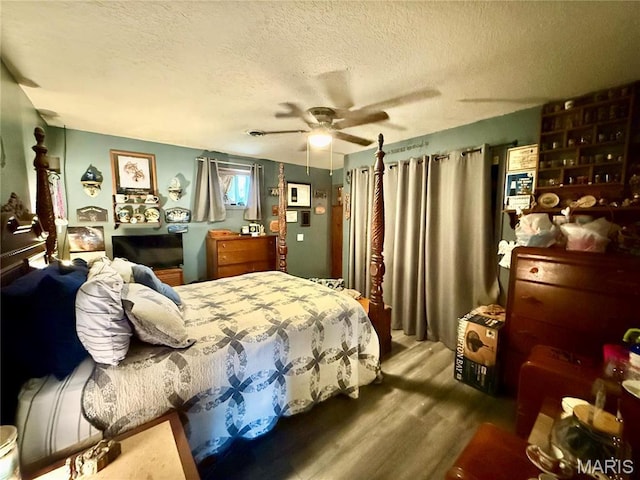 42 Berger Rd, Middletown, MO 63359 - bedroom featuring wood finished floors, a textured ceiling, and ceiling fan