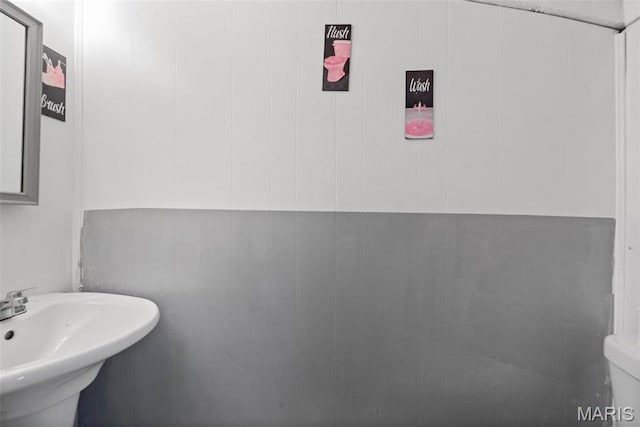 2797 Dawnview Dr, Florissant, MO 63031 - bathroom featuring a sink and toilet