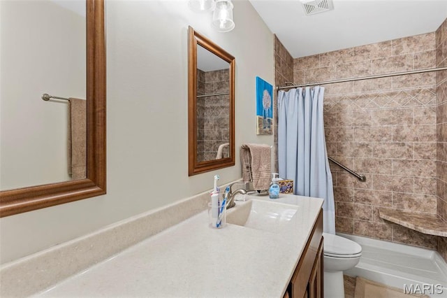 full bath with tiled shower, toilet, and vanity