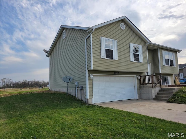 view of front of house featuring an attached garage, a front yard, and driveway