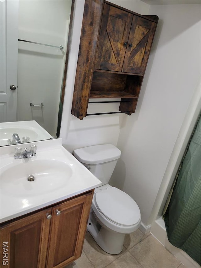 full bath with toilet, tile patterned flooring, vanity, a shower with shower curtain, and baseboards