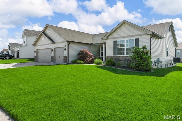 view of front of home featuring cooling unit, roof with shingles, a garage, a front yard, and driveway