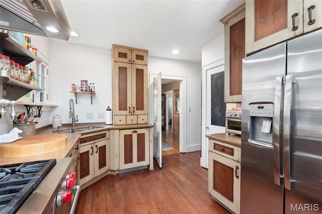 kitchen featuring stainless steel appliances, a sink, wood finished floors, recessed lighting, and open shelves