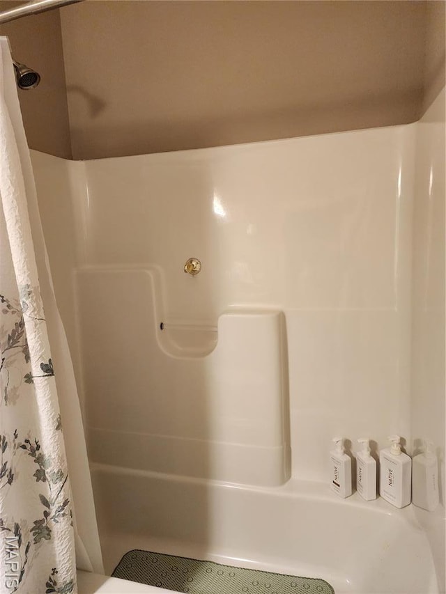 bathroom featuring a shower with shower curtain