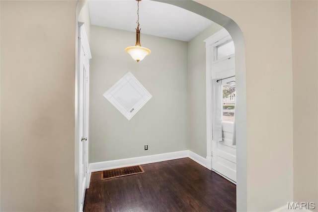 528 Hillsboro Ave, Edwardsville, IL 62025 - foyer entrance featuring arched walkways, dark wood-style flooring, and baseboards