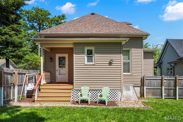 528 Hillsboro Ave, Edwardsville, IL 62025 - rear view of property with a shingled roof
