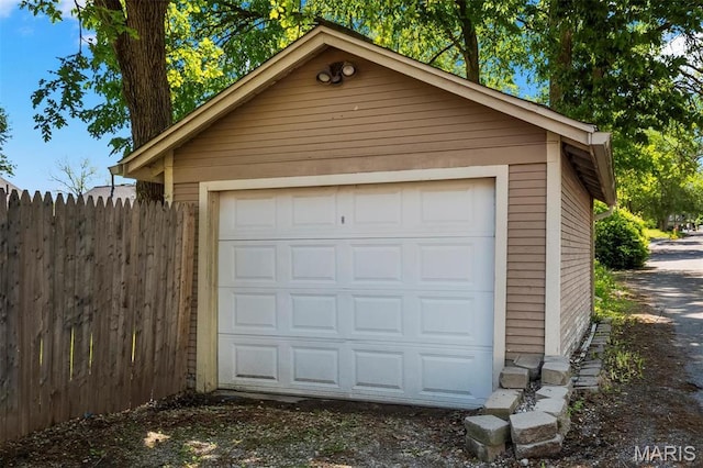 528 Hillsboro Ave, Edwardsville, IL 62025 - detached garage with fence