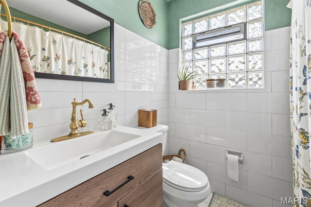 3644 Eminence Blvd, Saint Louis, MO 63114 - full bath featuring tile walls, toilet, vanity, and curtained shower