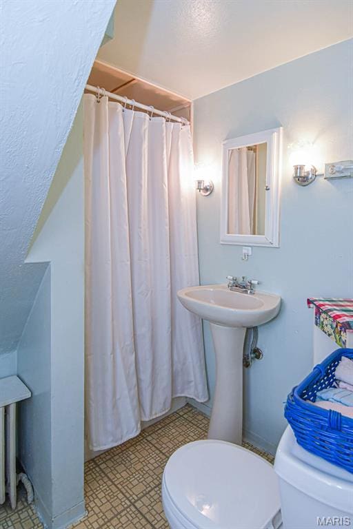 4207 Connecticut St, Saint Louis, MO 63116 - full bath featuring toilet, tile patterned floors, and a shower with shower curtain
