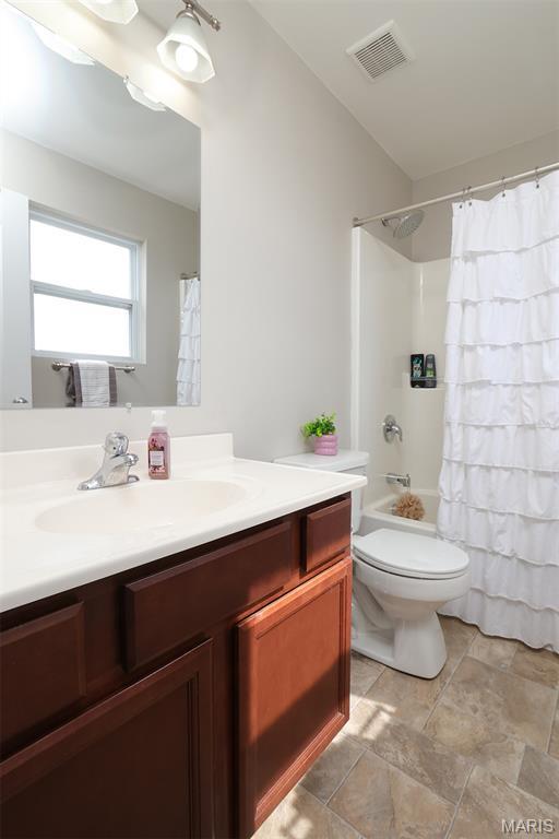 2122 Birchwood Dr, Barnhart, MO 63012 - full bath with toilet, vanity, and shower / tub combo