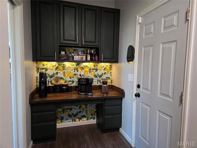 6029 Timber Hollow Ln, High Ridge, MO 63049 - indoor dry bar featuring dark wood-style flooring, baseboards, and decorative backsplash