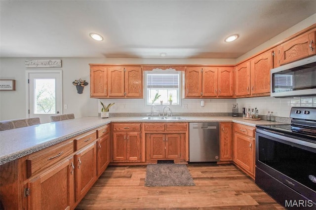 19580 Lyle Ln, Waynesville, MO 65583 - kitchen with stainless steel appliances, a sink, light wood-style floors, backsplash, and recessed lighting