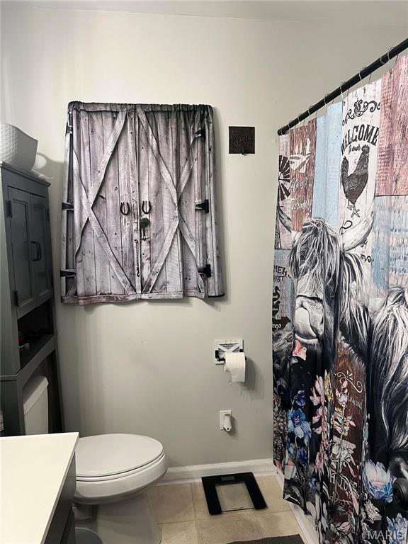 111 W Broadway St, Hayti, MO 63851 - bathroom featuring toilet, baseboards, tile patterned floors, vanity, and a shower with shower curtain