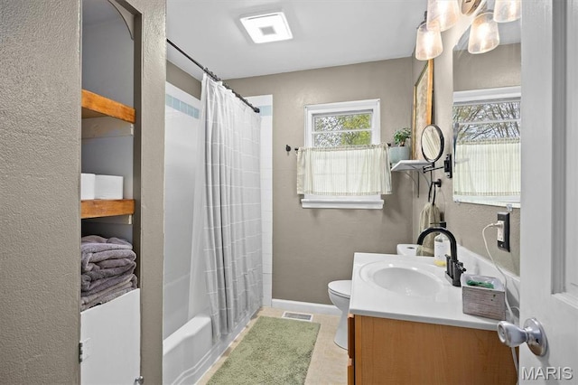 full bath featuring vanity, curtained shower, toilet, and baseboards