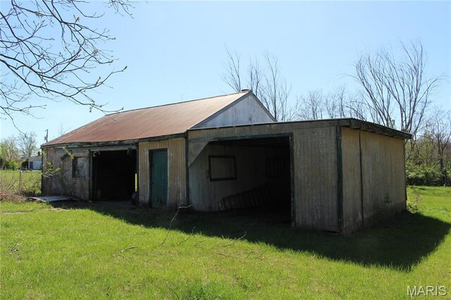 view of pole building with a lawn