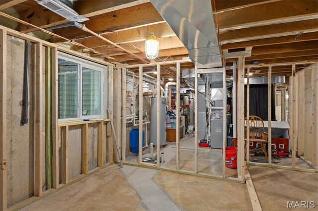 21510 Keyesport Rd, Keyesport, IL 62253 - unfinished below grade area with water heater, a water pressure tank, and heating unit