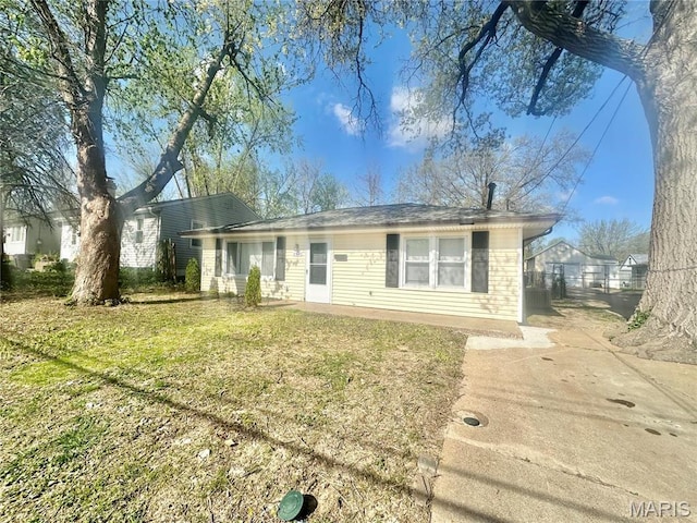3345 Suncrest Ave, Saint Louis, MO 63114 - view of front of home with a front yard and driveway