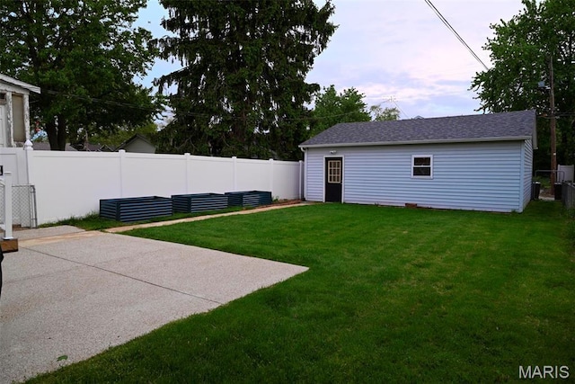 5714 Rhodes Ave, Saint Louis, MO 63109 - view of yard featuring a patio area