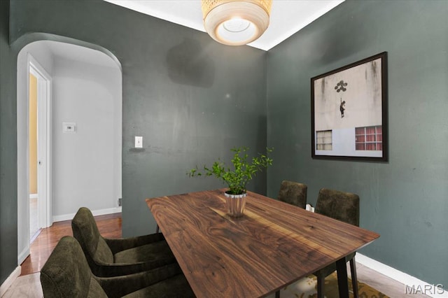 7026 Winona Ave, Saint Louis, MO 63109 - dining area with arched walkways and baseboards