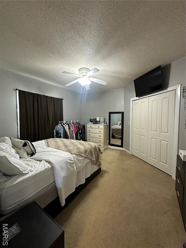 300 W 5th, New London, MO 63459 - bedroom with carpet floors, a closet, a ceiling fan, and a textured ceiling