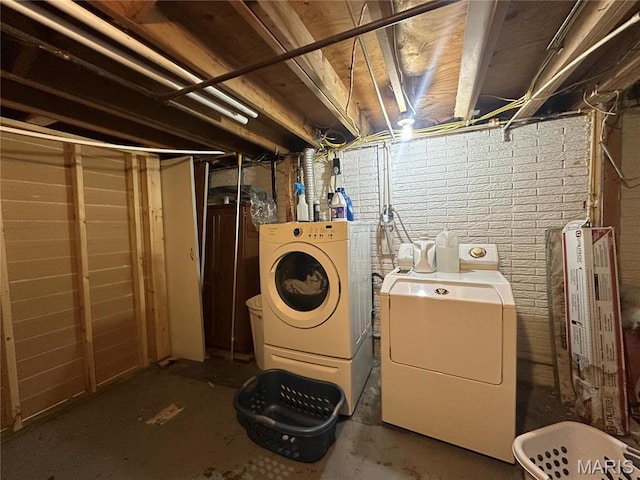300 W 5th, New London, MO 63459 - laundry room featuring separate washer and dryer and brick wall