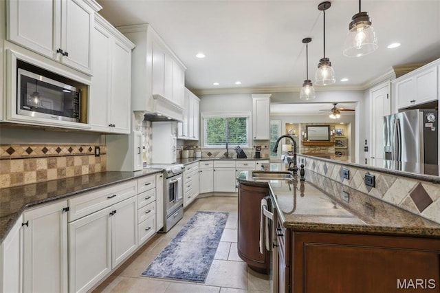1002 Chesterfield Forest Dr, Wildwood, MO 63005 - kitchen with appliances with stainless steel finishes, a sink, backsplash, a ceiling fan, and crown molding