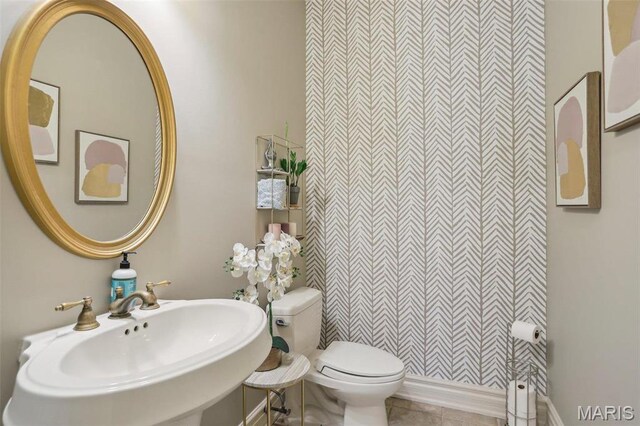 1002 Chesterfield Forest Dr, Wildwood, MO 63005 - bathroom featuring a sink, toilet, tile patterned floors, and baseboards