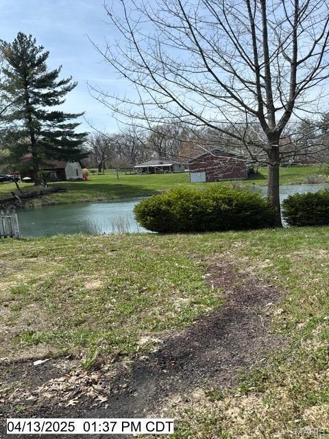 710 Ridgeway St, Hillsboro, IL 62049 - view of yard with a water view