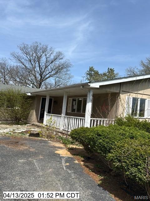 710 Ridgeway St, Hillsboro, IL 62049 - view of front of house featuring covered porch