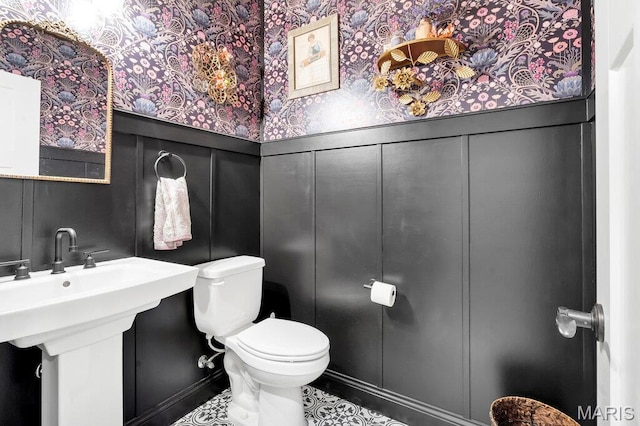 2509 Prairie Hollow Rd, Imperial, MO 63052 - half bath featuring a decorative wall and toilet