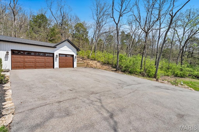 2509 Prairie Hollow Rd, Imperial, MO 63052 - garage featuring driveway