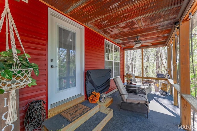 sunroom featuring a ceiling fan