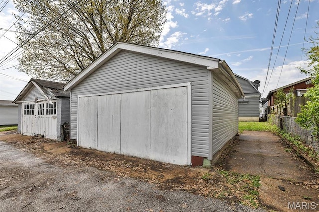 4417 Wallace St, Saint Louis, MO 63116 - detached garage featuring fence