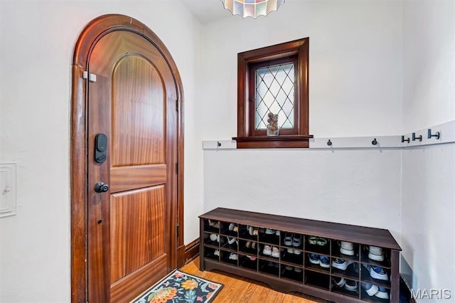 5453 Tholozan Ave, Saint Louis, MO 63109 - entrance foyer with wood finished floors