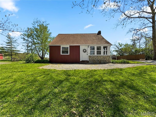 view of front of property featuring a front lawn