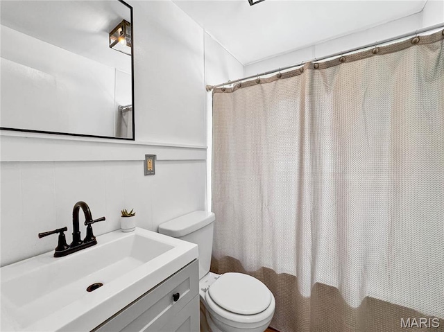 full bath with toilet, vanity, and shower / tub combo